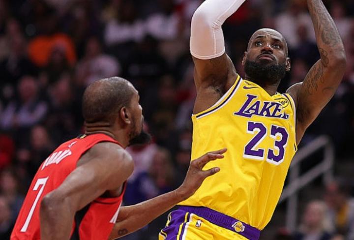  火箭末节崩盘遗憾落败；全队失误过多，杜兰特遭重点照顾成转折点。 体育新闻