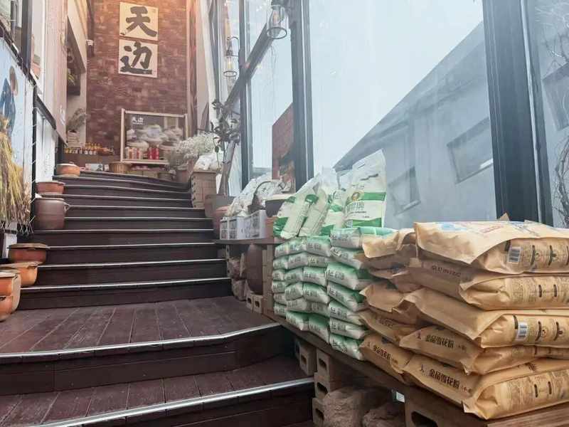 贾国龙推出新品牌,家乡焖面落地艺术区;西贝调整中寻新生,希望承接资源与员工。 新闻 贾国龙推出新品牌,家乡焖面落地艺术区;西贝调整中寻新生,希望承接资源与员工。 新闻