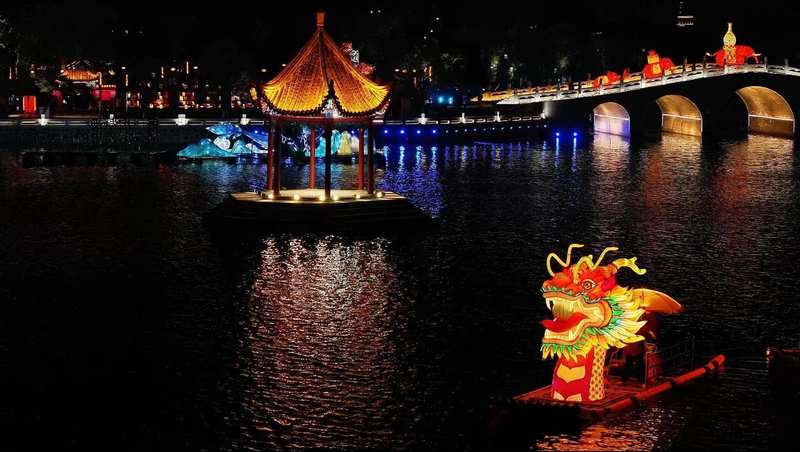 夜游汴河波光里，仿宋桥梁连古今；原来河南开封这样美。